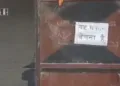 भगवान नगर में 40 घरों पर 'मकान बिकाऊ है' के पोस्टर लगाए गए हैं।