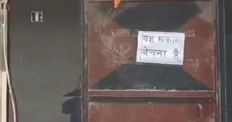 भगवान नगर में 40 घरों पर 'मकान बिकाऊ है' के पोस्टर लगाए गए हैं।