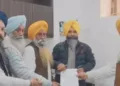 दिल्ली कमेटी के सदस्य श्री अकाल तख्त साहिब में शिकायत सौंपते हुए।