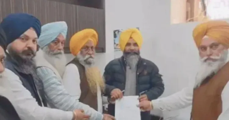 दिल्ली कमेटी के सदस्य श्री अकाल तख्त साहिब में शिकायत सौंपते हुए।