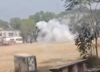 बांग्लादेश में मतदान के दौरान बम धमाके हुए।