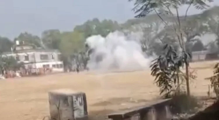 बांग्लादेश में मतदान के दौरान बम धमाके हुए।