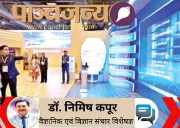 प्रधानमंत्री मोदी ने भारत एआई शिखर सम्मेलन में प्रदर्शनी का अवलोकन करते हुए ।