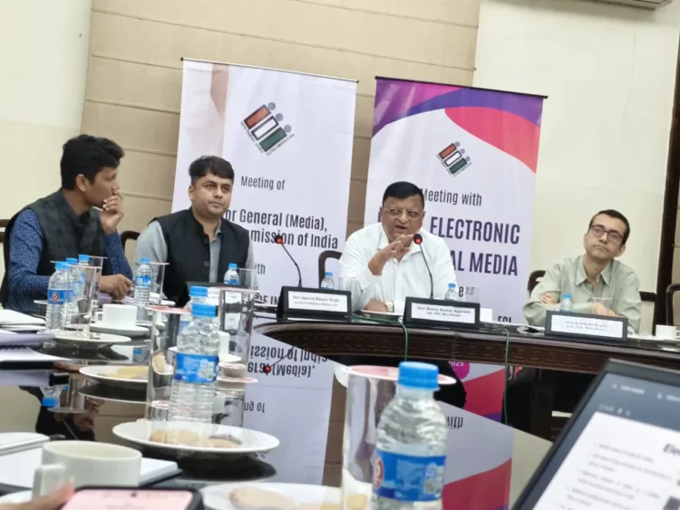 चुनाव आयोग के अधिकारी