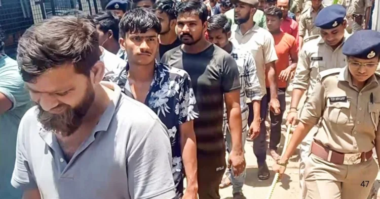 गुजरात में अवैध रूप से रह रहे बांग्लादेशी घुसपैठिये पकड़े गए।