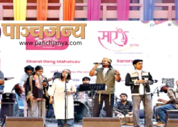 महोत्सव में प्रस्तुति देता सुपवा के छात्रों का बैंड