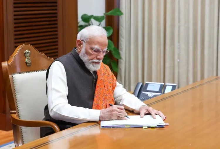 जनता से जुड़े महत्वपूर्ण निर्णयों को मंजूरी देते प्रधानमंत्री श्री नरेंद्र मोदी