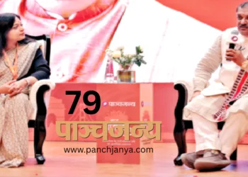प्रो. श्रीनिवास वरखेडी से बातचीत करतीं प्रो. अंशु जोशी