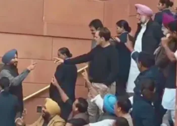 राहुल गांधी और रवनीत सिंह बिट्टू के बीच पार्लियामेंट के गेट पर एक-दूसरे पर तंज कसे।