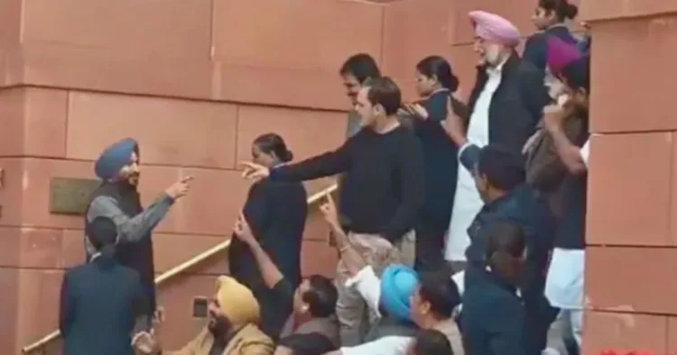 राहुल गांधी और रवनीत सिंह बिट्टू के बीच पार्लियामेंट के गेट पर एक-दूसरे पर तंज कसे।