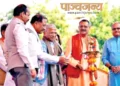 दीप प्रज्ज्वलित कर साहित्य उत्सव का उद्घाटन करते छत्तीसगढ़ के मुख्यमंत्री विष्णु देव साय और राज्यसभा के उपसभापति हरिवंश नारायण सिंह। साथ में हैं (बाएं से) उपमुख्यमंत्री अरुण साव (बाएं), छत्तीसगढ़ साहित्य अकादमी के अध्यक्ष शशांक शर्मा और मुख्यमंत्री के मीडिया सलाहकार पंकज झा