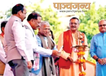 दीप प्रज्ज्वलित कर साहित्य उत्सव का उद्घाटन करते छत्तीसगढ़ के मुख्यमंत्री विष्णु देव साय और राज्यसभा के उपसभापति हरिवंश नारायण सिंह। साथ में हैं (बाएं से) उपमुख्यमंत्री अरुण साव (बाएं), छत्तीसगढ़ साहित्य अकादमी के अध्यक्ष शशांक शर्मा और मुख्यमंत्री के मीडिया सलाहकार पंकज झा