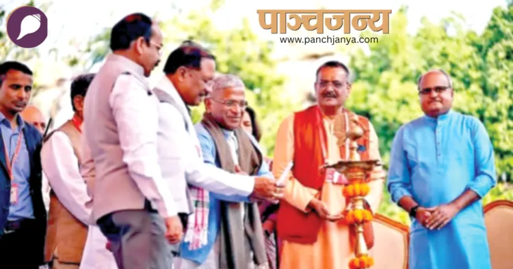 दीप प्रज्ज्वलित कर साहित्य उत्सव का उद्घाटन करते छत्तीसगढ़ के मुख्यमंत्री विष्णु देव साय और राज्यसभा के उपसभापति हरिवंश नारायण सिंह। साथ में हैं (बाएं से) उपमुख्यमंत्री अरुण साव (बाएं), छत्तीसगढ़ साहित्य अकादमी के अध्यक्ष शशांक शर्मा और मुख्यमंत्री के मीडिया सलाहकार पंकज झा