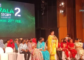दिल्ली में मीडिया से बात करतीं लव जिहाद की पीड़िताएं