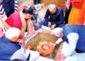 कार्यक्रम के मंच पर विराजमान स्वामी अवधेशानंद जी, श्री आलोक कुमार और अन्य वरिष्ठ कार्यकर्ता