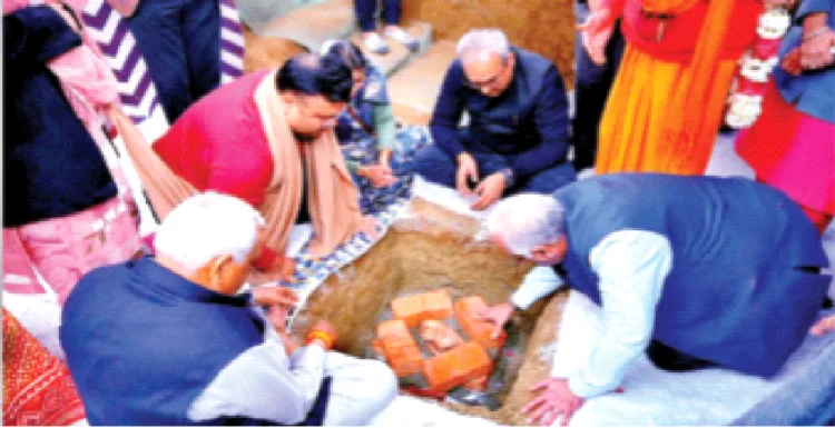 कार्यक्रम के मंच पर विराजमान स्वामी अवधेशानंद जी, श्री आलोक कुमार और अन्य वरिष्ठ कार्यकर्ता