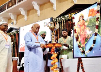 दीप प्रज्ज्वलित कर 'शोधार्थी संवाद' का उद्घाटन करते श्री मोहनराव भागवत