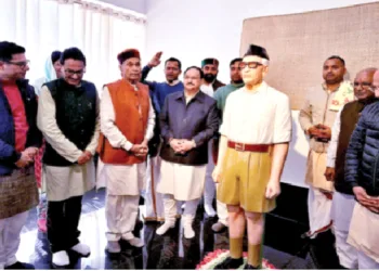 प्रतिमा का अनावरण करने के बाद उसका अवलोकन करते (बाएं से) प्रो. प्रेम कुमार धूमल, श्री जगत प्रसाद नड्डा, श्री सुरेश सोनी और अन्य अतिथि