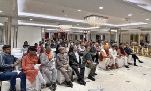 सम्मेलन में उपस्थित कार्यकर्ता