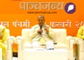 गोष्ठी को संबोधित करते हुए श्री दत्तात्रेय होसबाले। साथ में हैं डॉ. माधुरी भारद्वाज और श्री महेंद्र सिंह मग्गो