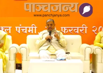 गोष्ठी को संबोधित करते हुए श्री दत्तात्रेय होसबाले। साथ में हैं डॉ. माधुरी भारद्वाज और श्री महेंद्र सिंह मग्गो