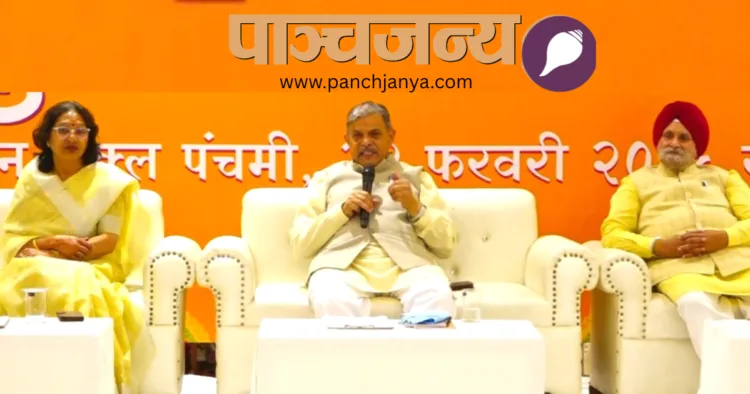 गोष्ठी को संबोधित करते हुए श्री दत्तात्रेय होसबाले। साथ में हैं डॉ. माधुरी भारद्वाज और श्री महेंद्र सिंह मग्गो