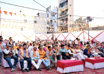 नई दिल्ली के महावीर एन्कलेव में आयोजित हिंदू सम्मेलन में उपस्थित लोग