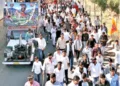 शोभायात्रा में शामिल भक्त