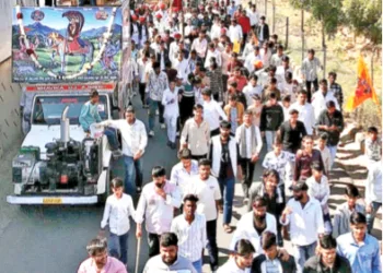 शोभायात्रा में शामिल भक्त