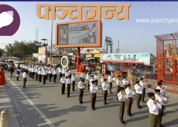 कार्यक्रम के दौरान वेणु (बांसुरी) बजाता घोष दल