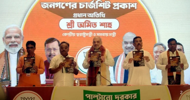 ममता बनर्जी के खिलाफ जनता के बीच आरोप पत्र पेश करते गृहमंत्री अमित शाह