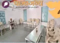 रसोई घर में बने हॉल में बैठकर खाना खाता एक बुजुर्ग