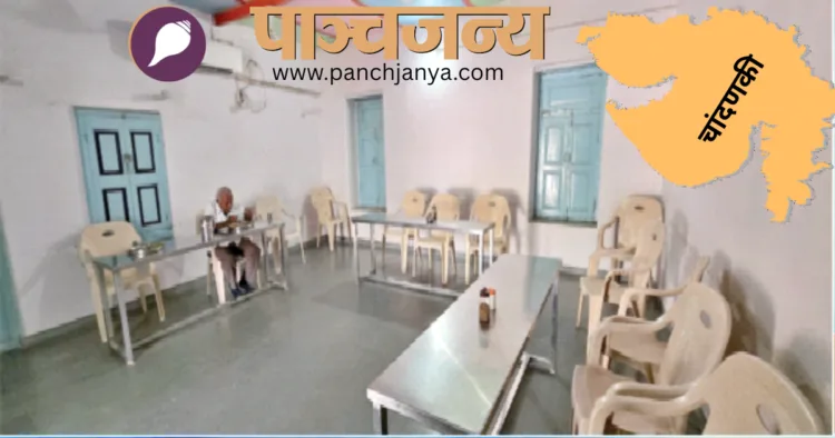 रसोई घर में बने हॉल में बैठकर खाना खाता एक बुजुर्ग