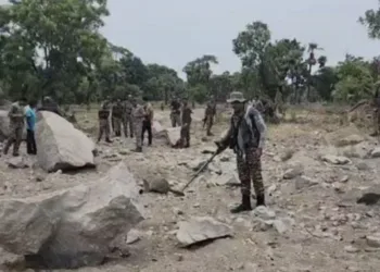 आईईडी को निष्क्रिय करते सुरक्षाकर्मी
