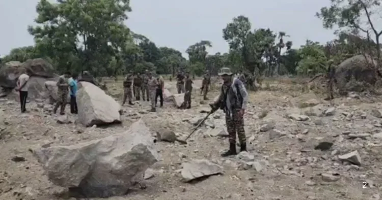 आईईडी को निष्क्रिय करते सुरक्षाकर्मी