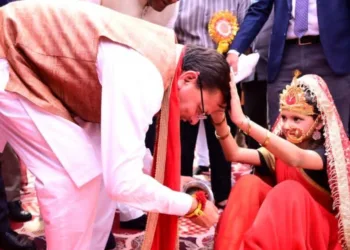 कन्या के चरण स्पर्श करते मुख्यमंत्री पुष्कर सिंह धामी