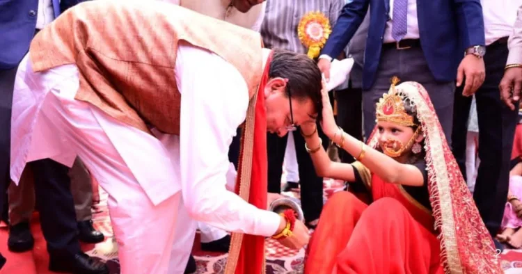कन्या के चरण स्पर्श करते मुख्यमंत्री पुष्कर सिंह धामी