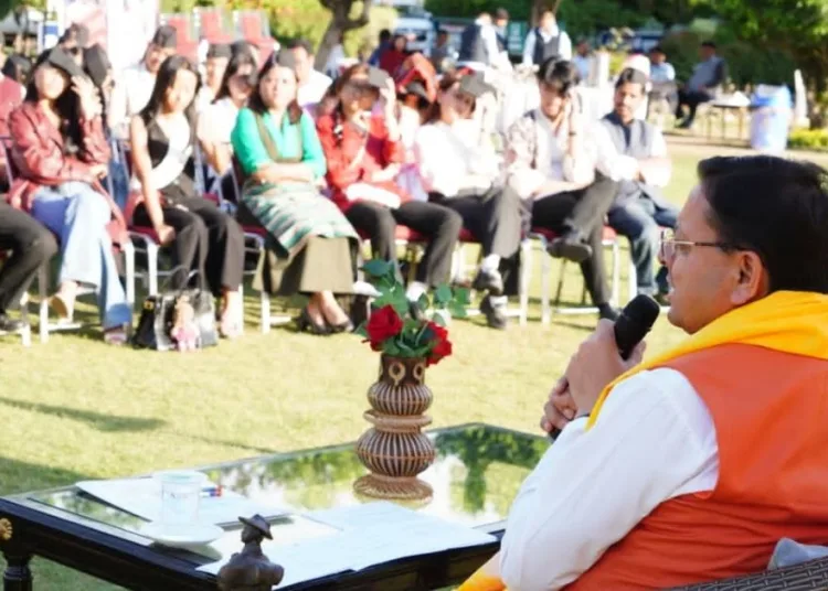 पूर्वोत्तर के युवाओं से संवाद करते मुख्यमंत्री पुष्कर सिंह धामी