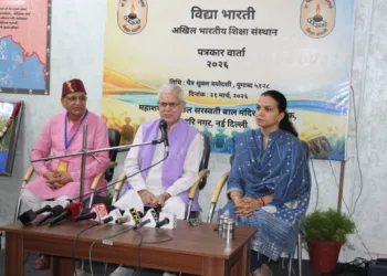 प्रेस वार्ता को संबोधित करते हुए श्री देशराज शर्मा। साथ में हैं (बाएं से) डॉ. सतीश महेश्वरी और श्रीमती गीता आहूजा