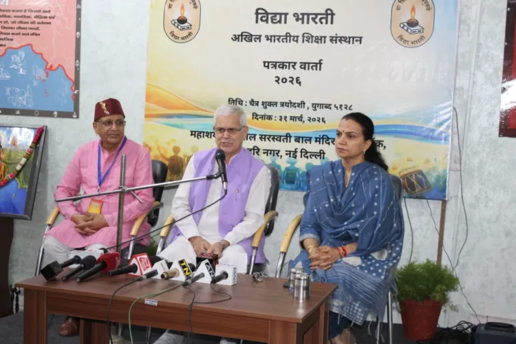 प्रेस वार्ता को संबोधित करते हुए श्री देशराज शर्मा। साथ में हैं (बाएं से) डॉ. सतीश महेश्वरी और श्रीमती गीता आहूजा