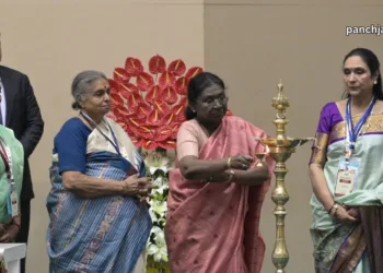 नई दिल्ली के विज्ञान भवन में आयोजित महिला विचारकों के दो दिवसीय राष्ट्रीय सम्मेलन “भारती- नारी से नारायणी" में दीप प्रज्जवलित करतीं राष्ट्रपति द्रौपदी मुर्मु