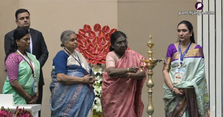 नई दिल्ली के विज्ञान भवन में आयोजित महिला विचारकों के दो दिवसीय राष्ट्रीय सम्मेलन “भारती- नारी से नारायणी" में दीप प्रज्जवलित करतीं राष्ट्रपति द्रौपदी मुर्मु