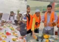 वाराणसी में गंगा में इफ्तार पार्टी करते मुस्लिम