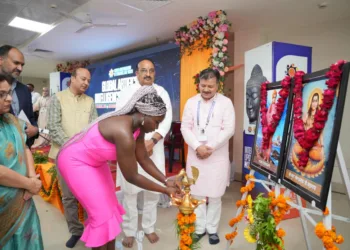 ग्लोबल एआई कॉन्फ्लुएंस का उद्घाटन करते अतिथि।