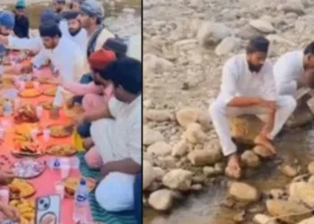 मंदिर के पास इफ्तार पार्टी करते मुस्लिम युवक