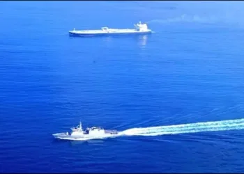 INS Sunayna Esxorting oil tanker in persian gulf