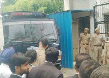 दोषियों को ले जाती पुलिस