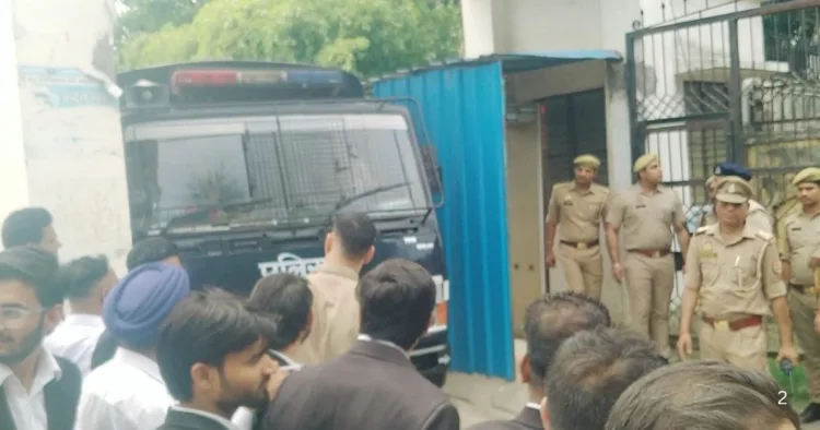 दोषियों को ले जाती पुलिस