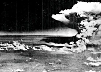 हिरोशिमा में परमाणु बम गिरने के बाद उठा धुएं का गुबार