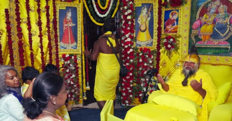 राष्ट्रपति द्रौपदी मुर्मू ने संत प्रेमानंद महाराज से आशीर्वाद लिया